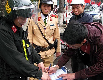 Ai có thẩm quyền dừng phương tiện, xử phạt vi phạm? - 1 Cảnh sát trật tự, cơ động… cũng có thẩm quyền dừng phương tiện và xử lý vi phạm (Ảnh: Tiến Nguyên)