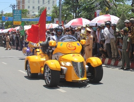 Dàn mô-tô “khủng” diễu phố - 12 Hồng Long
