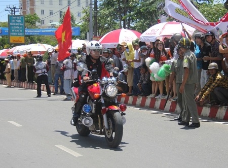 Dàn mô-tô “khủng” diễu phố - 14 Hồng Long