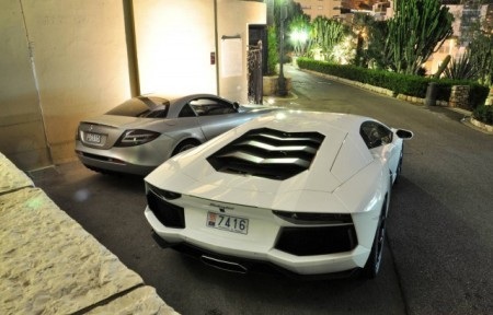 Đại hội siêu xe ở Monaco - 12 Lamborghini Aventador (phải) đậu kế Mercedes SLR McLaren