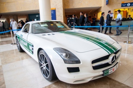 Ấn tượng dàn xe “khủng” của cảnh sát Dubai - 6 Mercedes-Benz SLS AMG Gullwing (Ảnh: Emirates 24/7)
