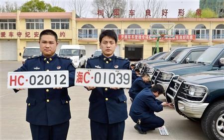 Trung Quốc cấm gắn biển quân đội, công an lên xe sang - 2 Một chiếc Audi S8 mang biển quân đội ở Bắc Kinh (Ảnh: The South China Morning Post)