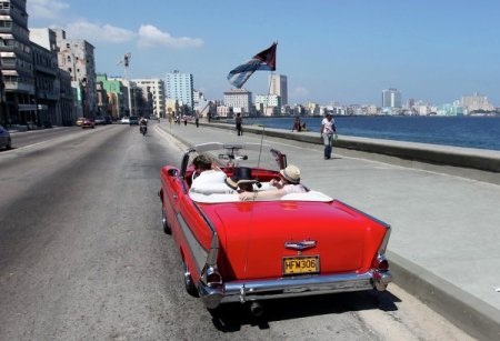 Cuba - Thiên đường xe cổ - 10 Du khách dạo quanh thủ đô