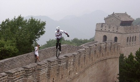 Du ngoạn thế giới trên xe đạp một bánh - 2 Kris Holm tham gia sự kiện Unicon X ở Vạn lý trường thành (Trung Quốc) năm 2000 - Ảnh: Barcroft