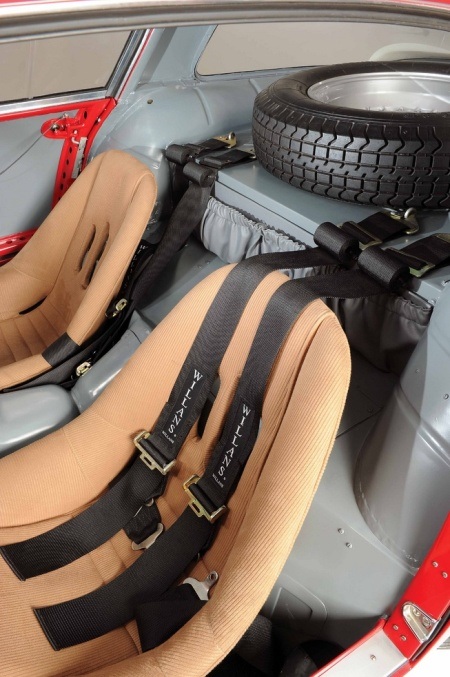 Gần 13 triệu USD cho một chiếc Ferrari - 5 Xe được trang bị động cơ V12 4.5L