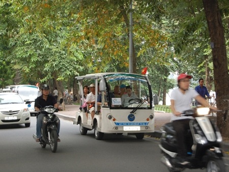 Ô tô điện không an toàn! - 1 Ô tô điện đang vô tư lưu thông trên đường mà không phải qua kiểm định (Ảnh: Đỗ Du)