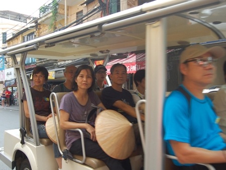 Ô tô điện không an toàn! - 2 Xe điện lưu thông trên phố Hà Nội không đảm bảo an toàn cho du khách (Ảnh: Đỗ Du)