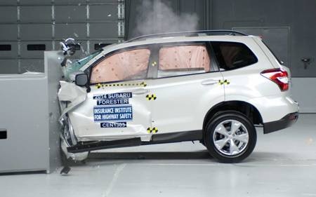 Hàng loạt xe “hot” bị xếp loại an toàn kém - 1 Xe Subaru Forester 2014 trong bài thử nghiệm va chạm của IIHS