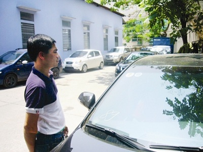 Một chiếc xe còn hạn đăng kiểm hơn một năm phải đăng kiểm lại (Ảnh: Sỹ Lực)