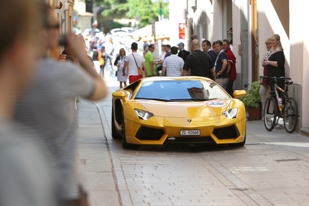 Những chiếc Lamborghini xếp hàng dài gần 5km, nếu tính tổng công suất sẽ lên tới 190.000 mã lực