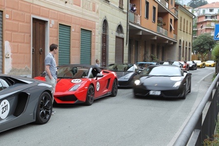 Những chiếc Lamborghini xếp hàng dài gần 5km, nếu tính tổng công suất sẽ lên tới 190.000 mã lực