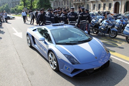 Một chiếc Lamborghini Miura với động cơ V12 3.9L đặt ngang phía sau xe