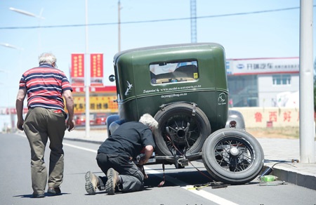 Xế cổ đua đường trường Bắc Kinh-Paris - 13 Hùng Sơn