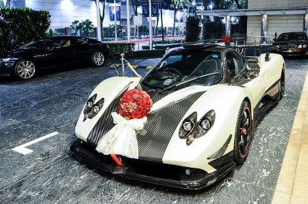 Hoa hồng đính trên nắp ca-pô có kích thước vừa phải, không che khuất vẻ đẹp siêu xe