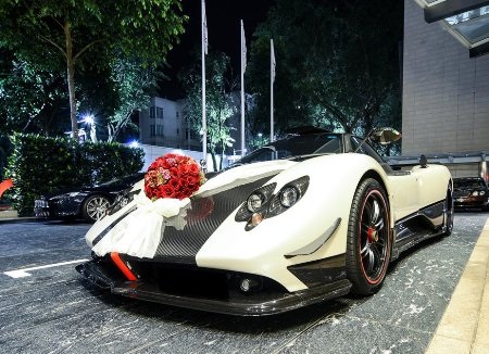 Thiết kế gương chiếu hậu mảnh mai, với chụp bằng vật lieu sợi carbon