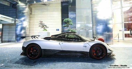 Hoa hồng đính trên nắp ca-pô có kích thước vừa phải, không che khuất vẻ đẹp siêu xe