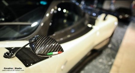 Thiết kế gương chiếu hậu mảnh mai, với chụp bằng vật lieu sợi carbon