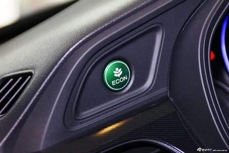 Chế độ lái tiết kiệm nhiên liệu Econ được kích hoạt bằng nút bấm
