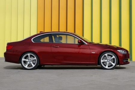 Nhìn ngang, hai xe khá giống nhau: BMW 3-Series Coupe (trên) - 4-Series Coupe (dưới)