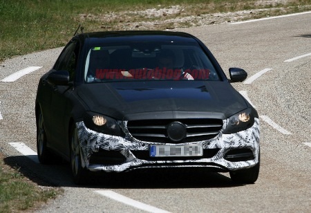 Mercedes C-Class thế hệ mới trên đường thử - 1 Dự kiến xe C-Class sedan thế hệ mới sẽ ra mắt tại Triển lãm ô tô