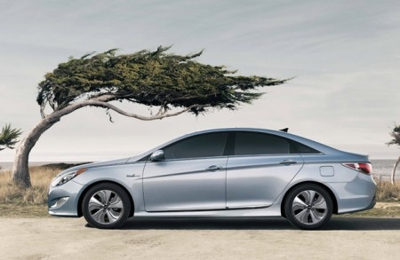 Hyundai và Kia đạt doanh số kỷ lục vẫn lo - 1 Xe Hyundai Sonata hybrid 2013