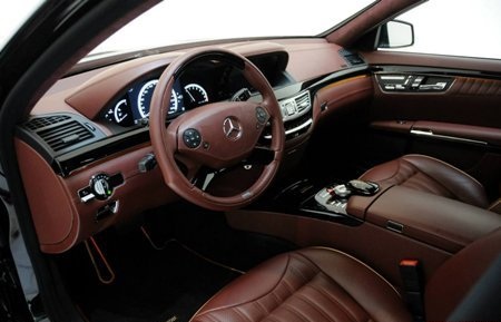 Ngắm Mercedes S600 phiên bản Rồng Brabus - 9 Nội thất được bọc da nâu viền vàng, thêu hình rồng trên dựa đầu của ghế ngồi