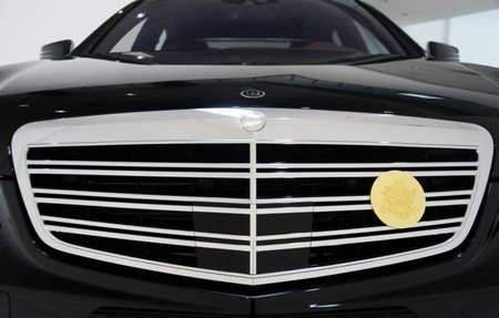 Ngắm Mercedes S600 phiên bản Rồng Brabus - 3 Biểu tượng rồng màu vàng trên lưới tản nhiệt