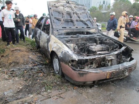 Một ô tô đang lưu thông trên đường ở TP Thanh Hóa bất ngờ tự bốc cháy mới đây. (Ảnh: Tuấn Minh)