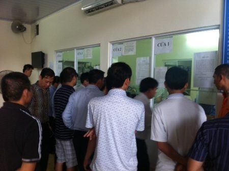 Người dân ô ạt đi nộp phí đường bộ sáng 1/7