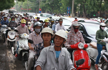 Hà Nội: Một tuần nữa chủ xe máy phải đóng phí đường bộ - 1 Mô-tô của chủ phương tiện thuộc hộ nghèo được miễn đóng phí đường bộ
