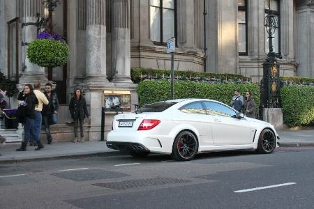 Mùa hè siêu xe ở London - 2 Mercedes-Benz C63 AMG Black Series biển đăng ký
