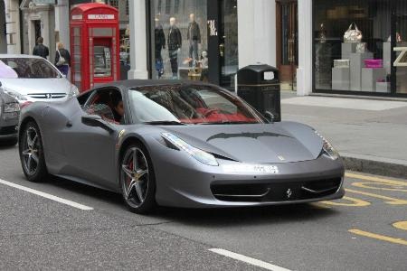 Mùa hè siêu xe ở London - 11 Ferrari 458 Italia biển đăng ký Ảrập Saudi