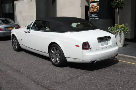 Mùa hè siêu xe ở London - 7 Rolls-Royce Phantom Drophead biển đăng ký Ảrập Saudi