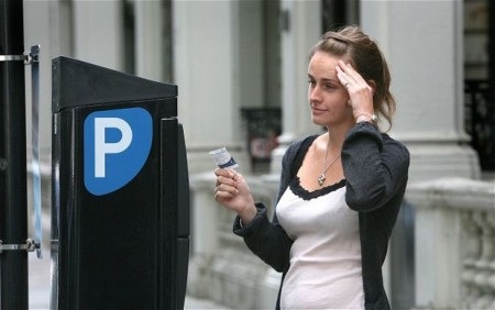 Các thành phố ở Anh sử dụng máy thu phí đỗ xe điện tử (Ảnh: Getty)