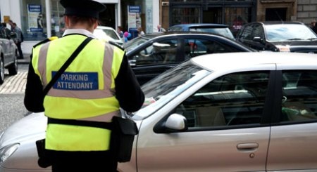 Các thành phố ở Anh sử dụng máy thu phí đỗ xe điện tử (Ảnh: Getty)