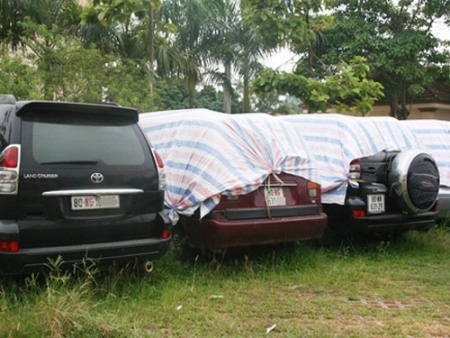 Xử 317 xế hộp biển ngoại giao, nước ngoài - 1 Dàn xe xịn biển NN, NG bị Công an tỉnh Phú Thọ tạm giữ. (Ảnh: Đỗ Du)