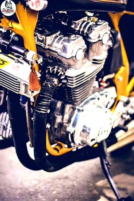 Cổ ống xả được bọc đen