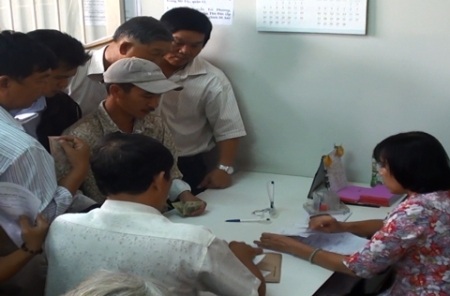 Các điểm cấp đổi GPLX mô tô và ô tô
vẫn rất đông người tới làm thủ tục