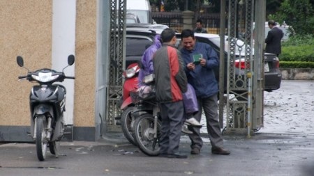 Đổi giấy phép lái xe: Khi khó đã có... “cò” - 1 “Cò” mồi chài khách ngay trước cửa
phòng bảo vệ Sở GTVT Hà Nội (số 2 Phùng Hưng, Hà Đông)