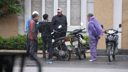 Sẽ kỷ luật cán bộ móc nối “cò” giấy phép lái xe - 1 “Cò” hoạt động tại khu vực Sở GTVT
Hà Nội. (Ảnh: Phạm Bằng)