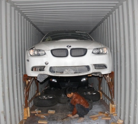 3 chiếc xe sang được chứa trong 1
container loại 400 feet. (Ảnh: T.Bình)