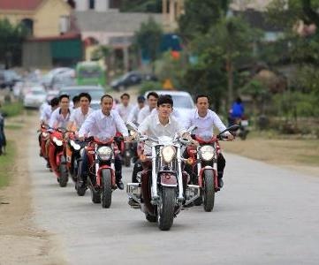 Truy tìm dàn mô-tô “khủng” trong đám cưới con đại gia - 1 Các thanh niên không đội mũ bảo
hiểm, lái mô tô khủng tại lễ rước dâu - Ảnh từ Facebook