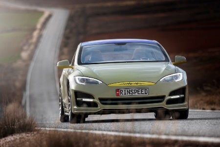 Vô lăng có thể dịch chuyển vào giữa táp-lô