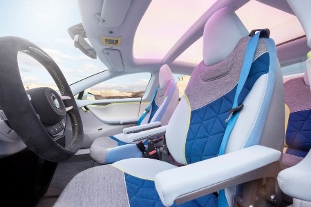 Vô lăng có thể dịch chuyển vào giữa táp-lô