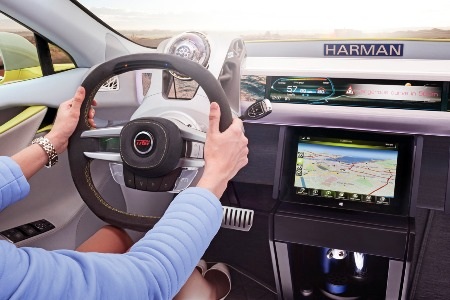 Vô lăng có thể dịch chuyển vào giữa táp-lô