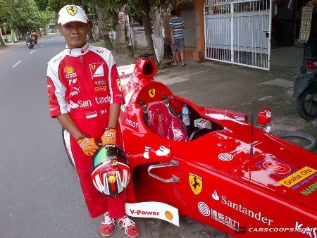 Xe nhái Ferrari F1 bon bon trên đường phố Bali