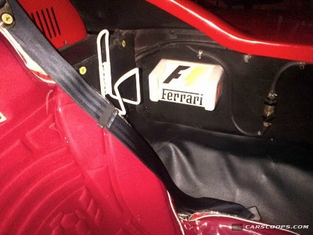 Video chiếc Scuderia
Ferrari F1 của anh Abdul Latif lăn bánh trên đường phố Bali: