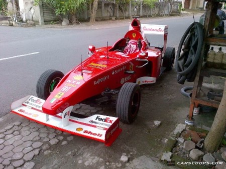 Video chiếc Scuderia
Ferrari F1 của anh Abdul Latif lăn bánh trên đường phố Bali:
