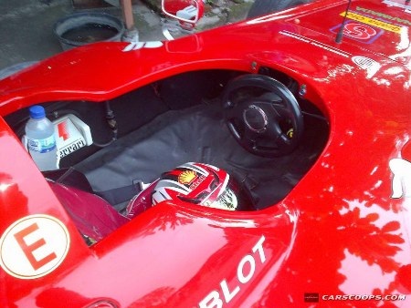 Video chiếc Scuderia
Ferrari F1 của anh Abdul Latif lăn bánh trên đường phố Bali:
