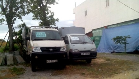 Không chỉ xe con mà
xe tải cũng xếp hàng rao bán trên vỉa hè đường Nguyễn Hữu Thọ, Đà Nẵng